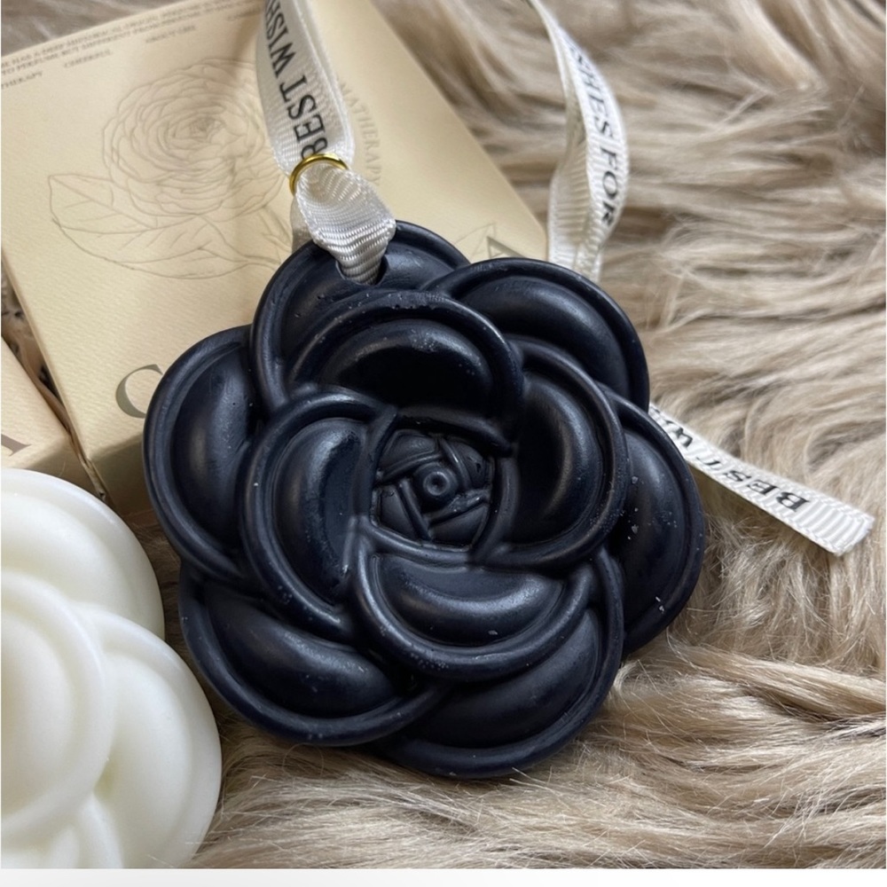 💫- Black Camellia Fragrance Wax Pendant
